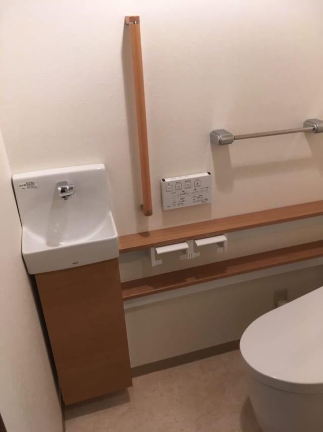 トイレの手洗いカウンター(TOTO) - 収納家具