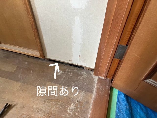 壁と床の隙間