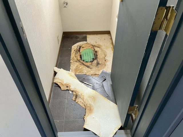 ﾄｲﾚ　床腐食