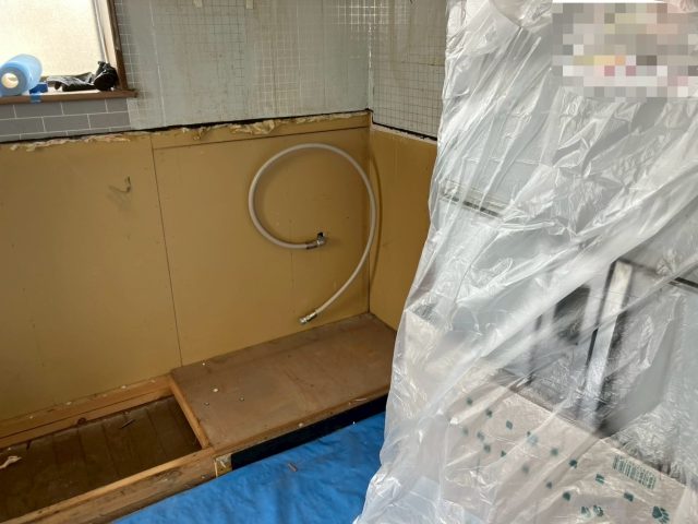 ガス管　切り回し　キッチン